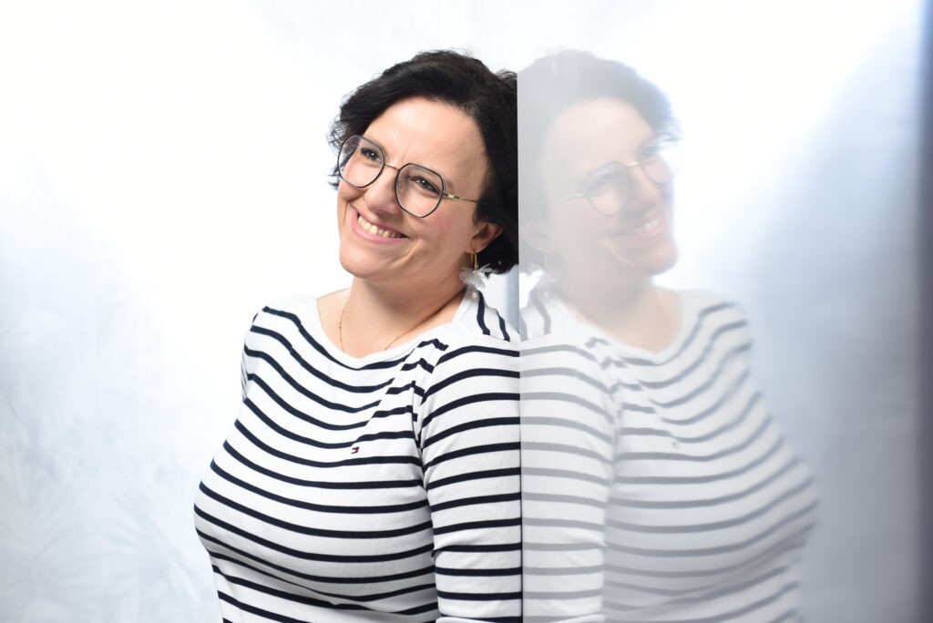 Sonja Sträßer mit einem breiten, warmen Lächeln